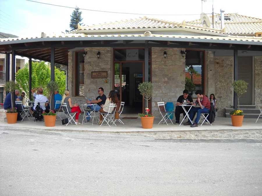 Το καφέ με τα τραπεζάκια στη στοά, στον δρόμο του χωριού